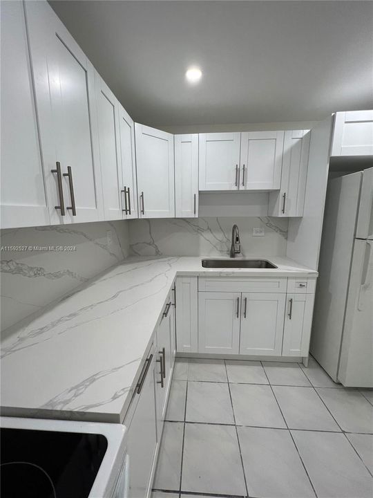 Active With Contract: $1,900 (1 beds, 1 baths, 780 Square Feet)