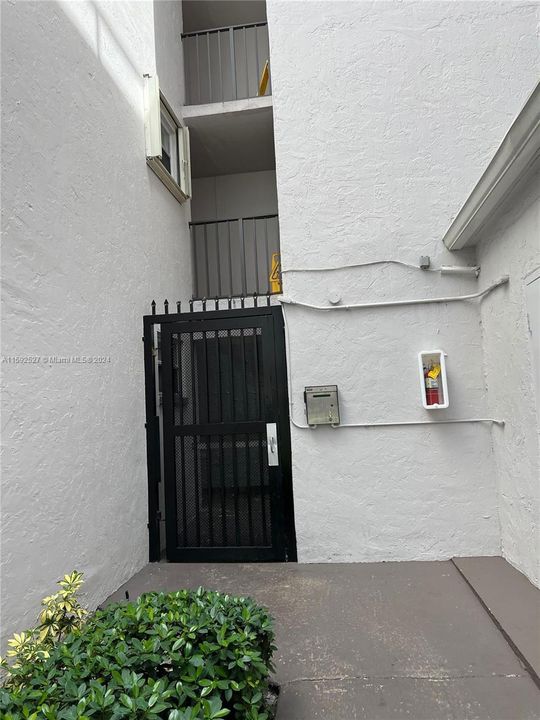 Active With Contract: $1,900 (1 beds, 1 baths, 780 Square Feet)