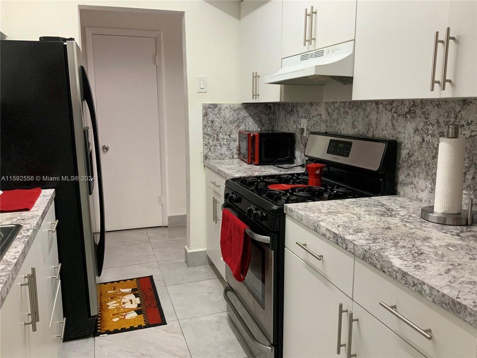 For Sale: $285,000 (2 beds, 1 baths, 1045 Square Feet)
