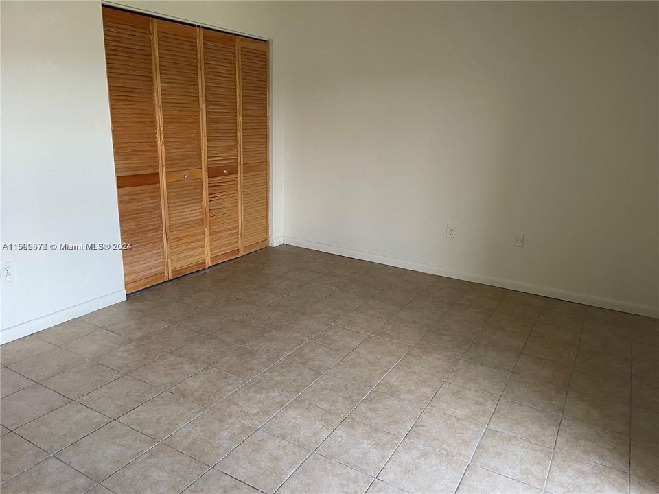 For Sale: $125,000 (1 beds, 1 baths, 836 Square Feet)