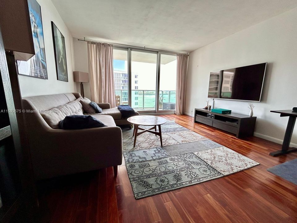 Active With Contract: $2,950 (1 beds, 1 baths, 852 Square Feet)