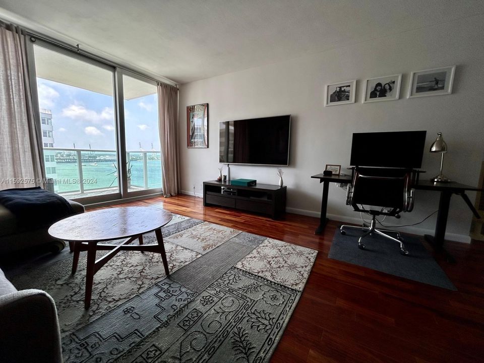 Active With Contract: $2,950 (1 beds, 1 baths, 852 Square Feet)