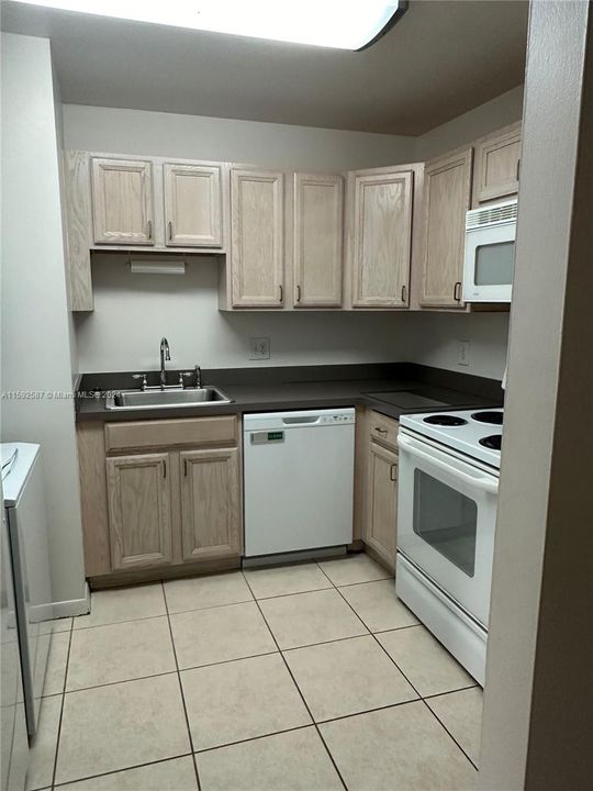 For Sale: $285,000 (1 beds, 1 baths, 833 Square Feet)