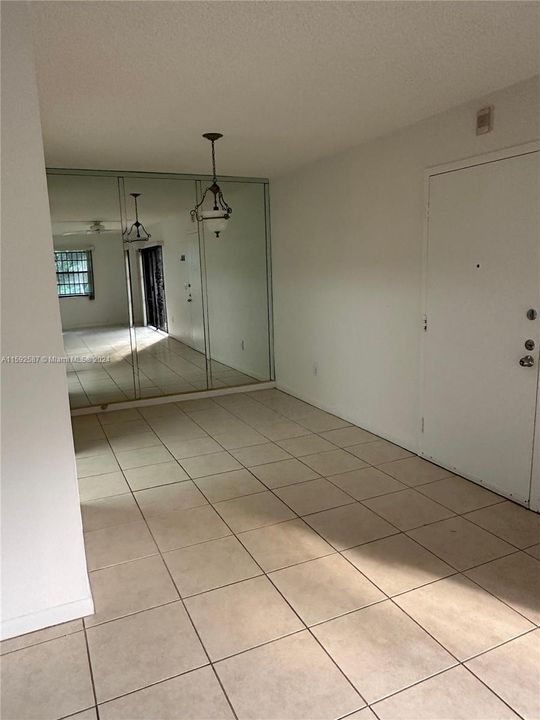 For Sale: $295,000 (1 beds, 1 baths, 833 Square Feet)