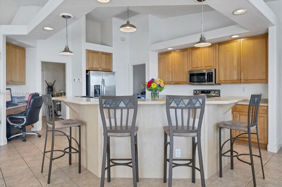 Countertop Seating and Built-in Desk