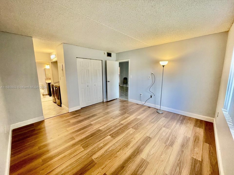 Active With Contract: $185,000 (1 beds, 1 baths, 670 Square Feet)