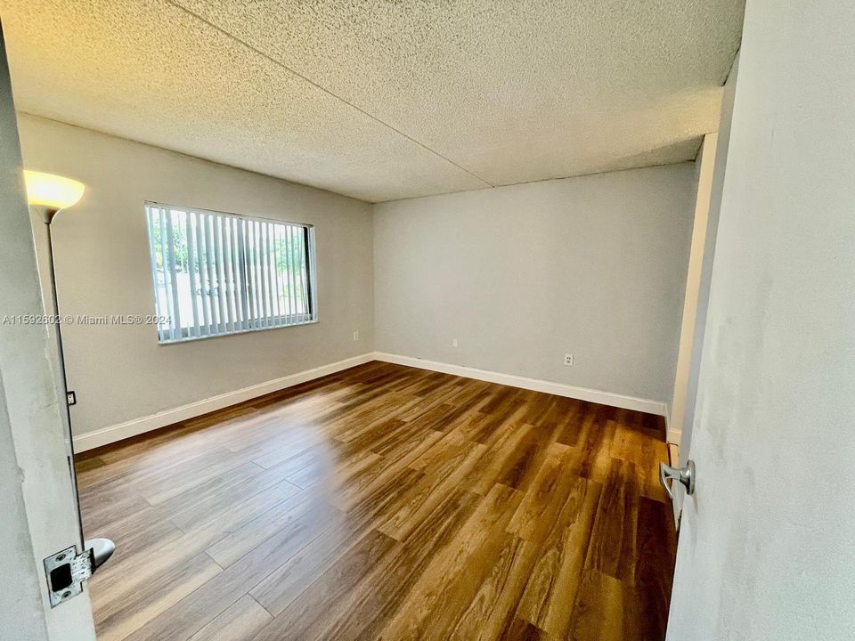 Active With Contract: $185,000 (1 beds, 1 baths, 670 Square Feet)