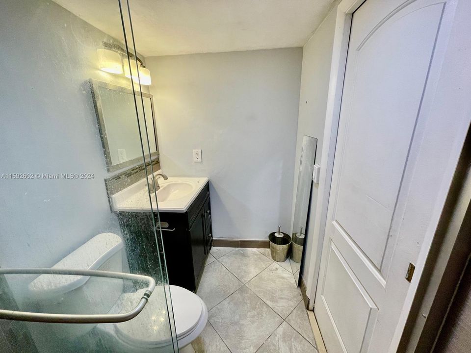 Active With Contract: $185,000 (1 beds, 1 baths, 670 Square Feet)