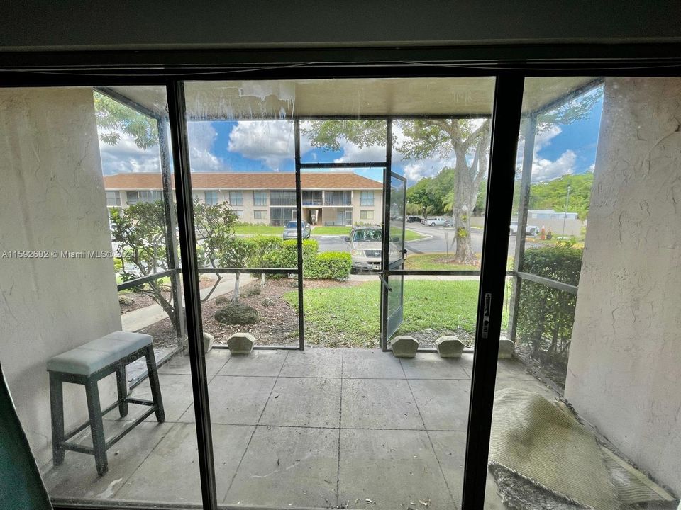 Active With Contract: $185,000 (1 beds, 1 baths, 670 Square Feet)