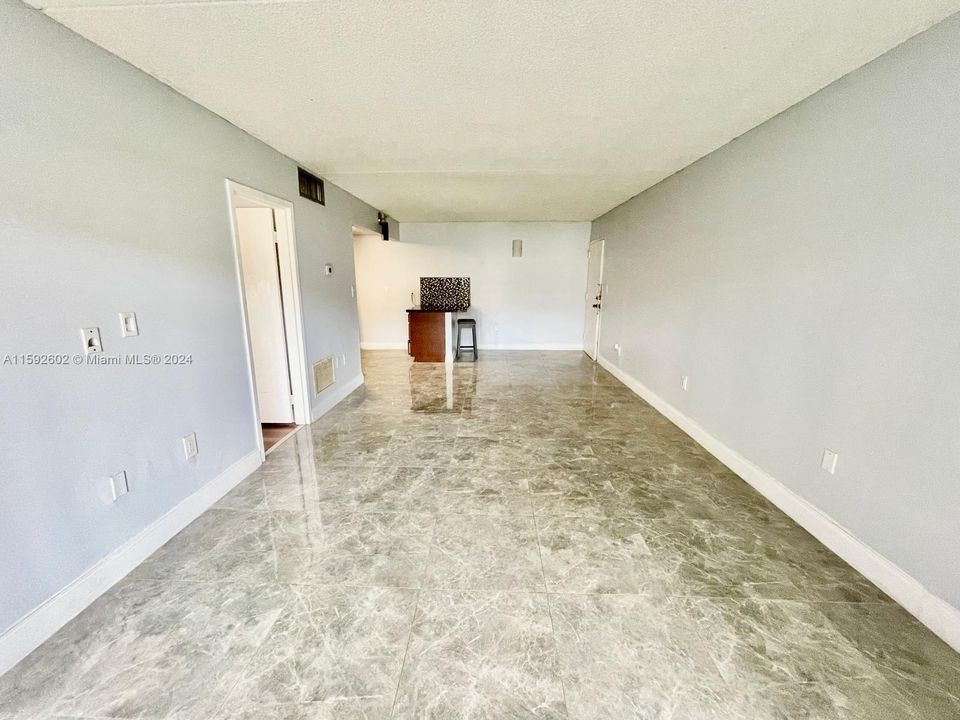 Active With Contract: $185,000 (1 beds, 1 baths, 670 Square Feet)
