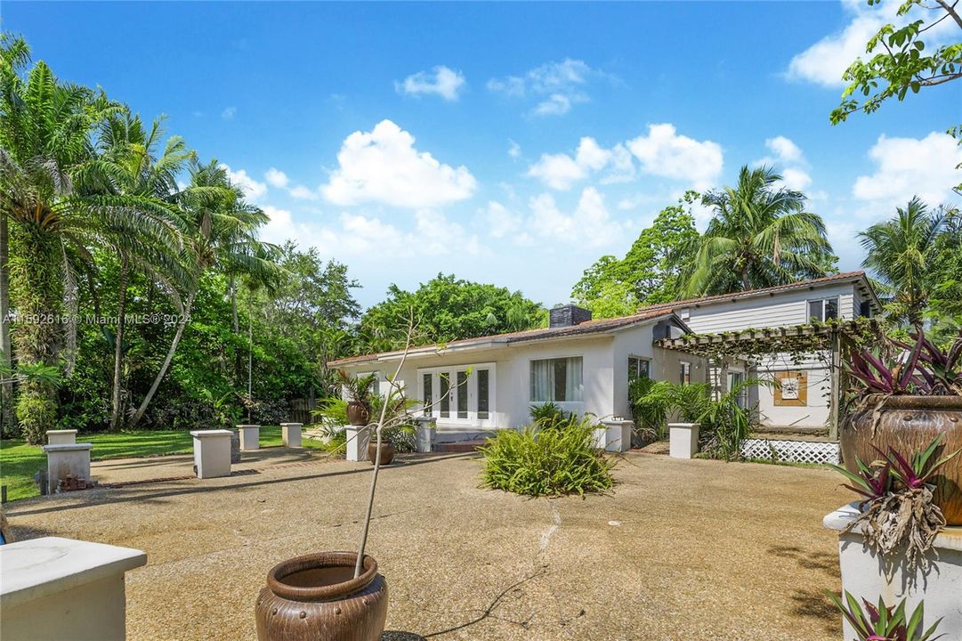 For Sale: $1,450,000 (3 beds, 3 baths, 1875 Square Feet)