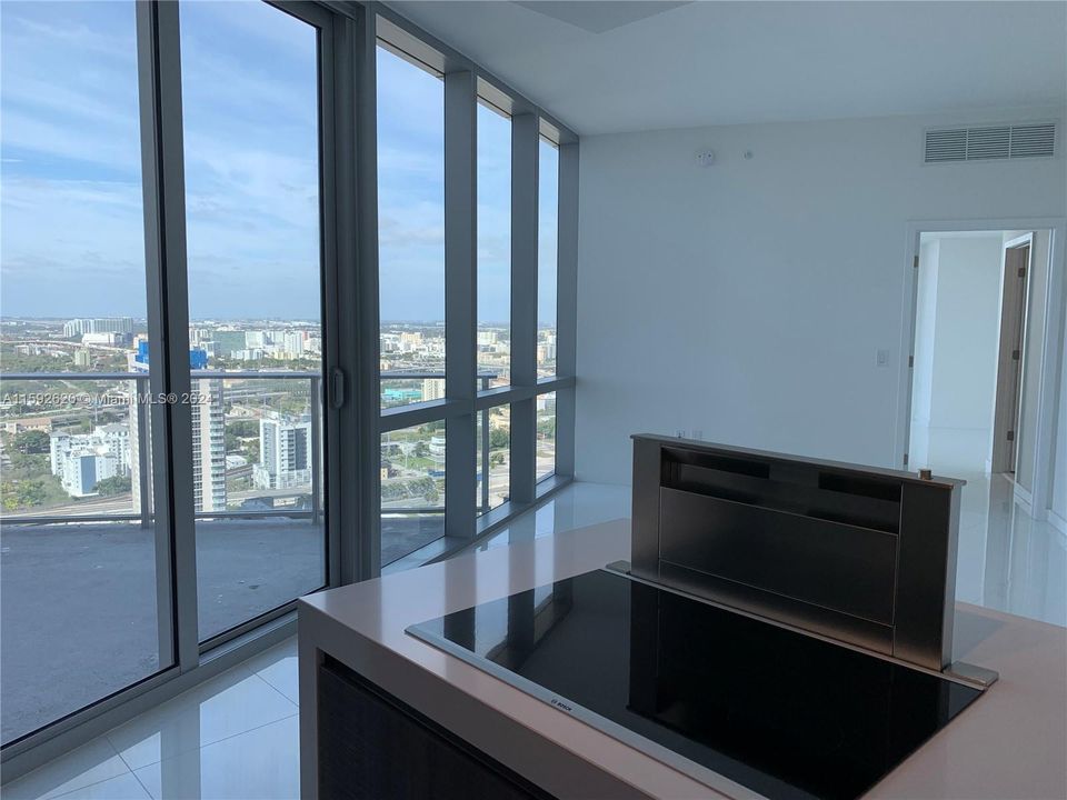 For Sale: $635,000 (1 beds, 1 baths, 937 Square Feet)