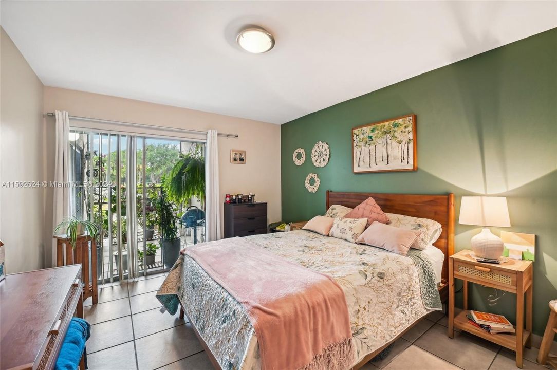 Active With Contract: $318,000 (2 beds, 2 baths, 1093 Square Feet)