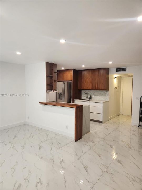 For Rent: $2,100 (1 beds, 1 baths, 811 Square Feet)