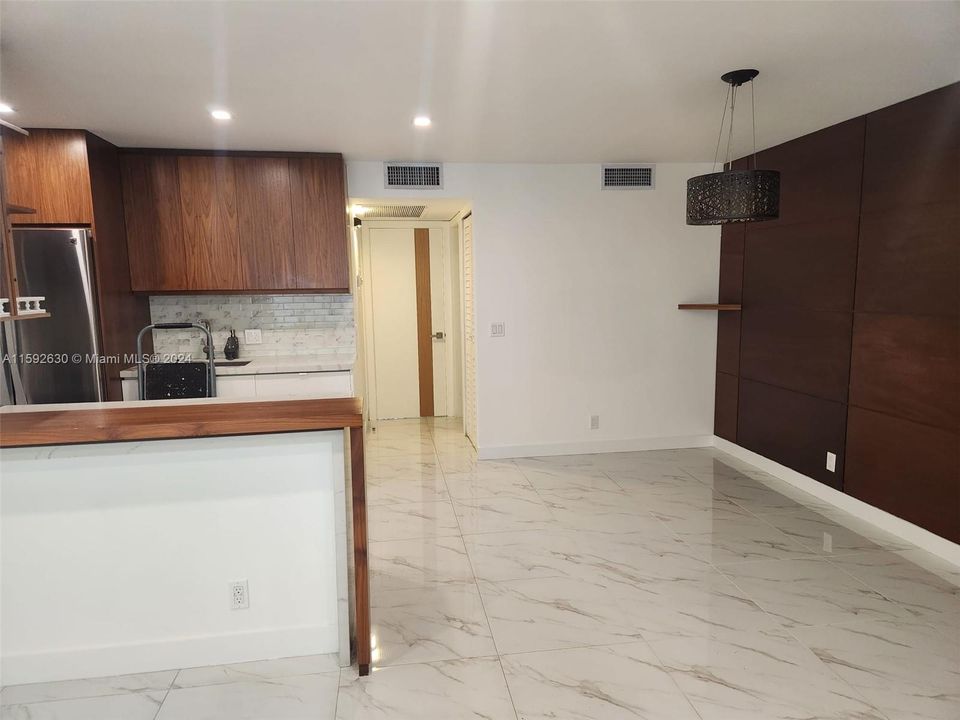 For Rent: $2,100 (1 beds, 1 baths, 811 Square Feet)