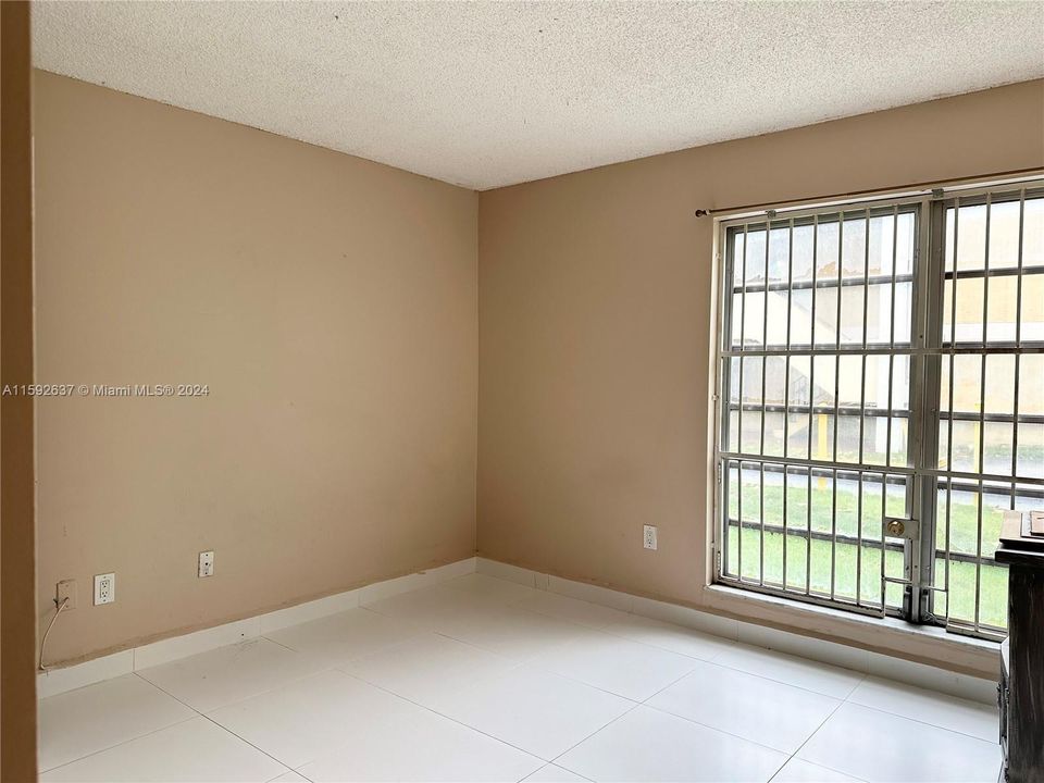 For Sale: $315,000 (2 beds, 2 baths, 838 Square Feet)