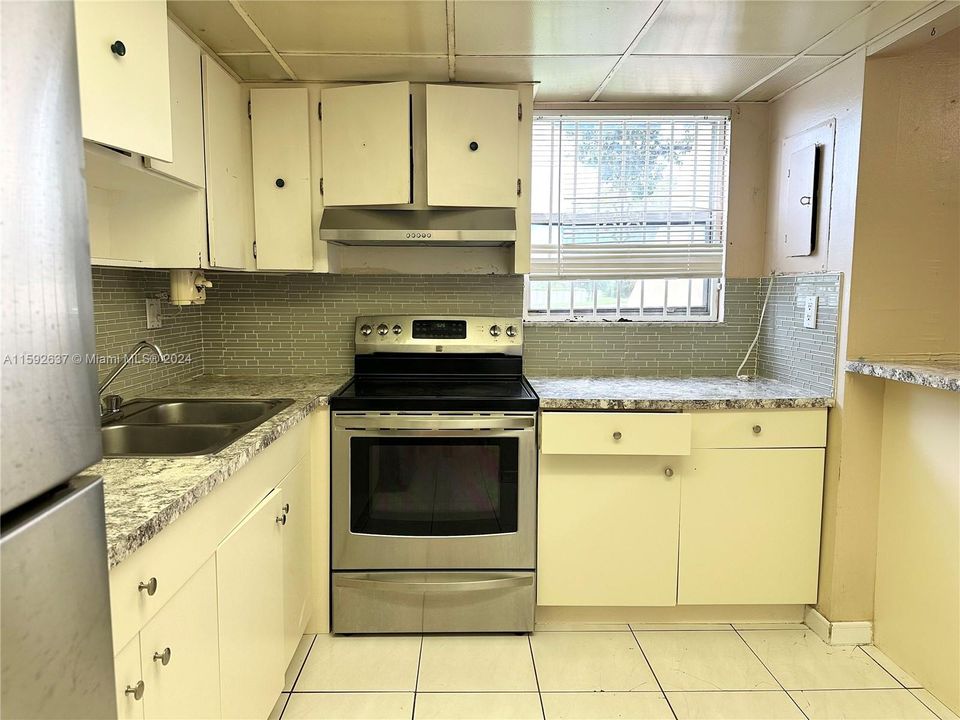For Sale: $315,000 (2 beds, 2 baths, 838 Square Feet)
