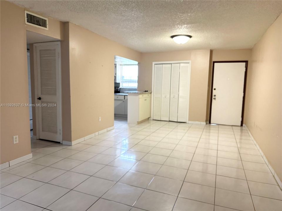 For Sale: $315,000 (2 beds, 2 baths, 838 Square Feet)