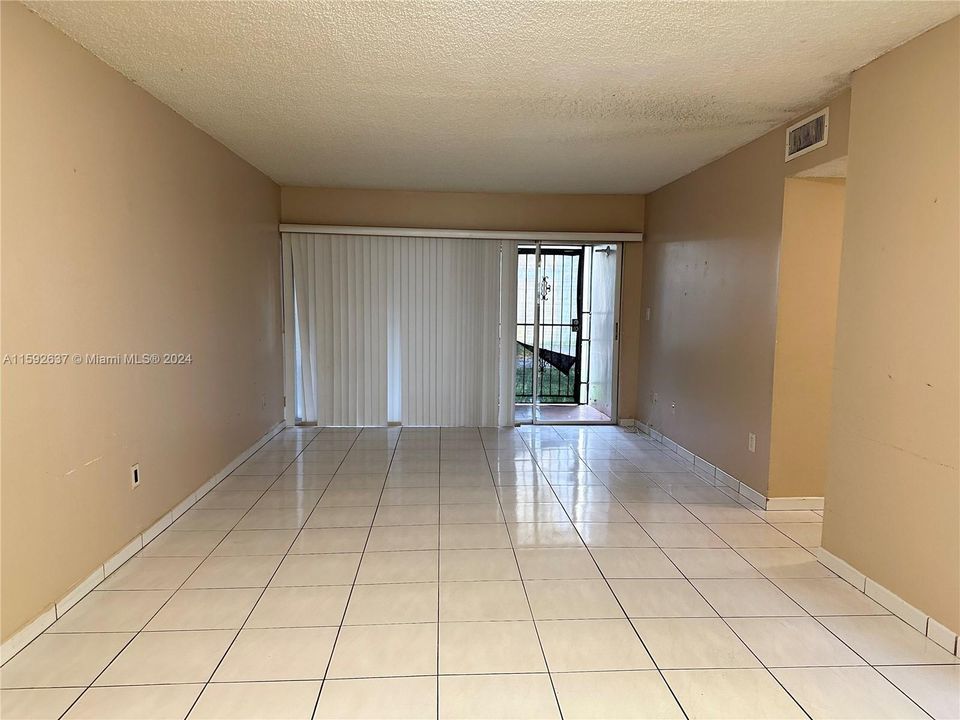 For Sale: $315,000 (2 beds, 2 baths, 838 Square Feet)