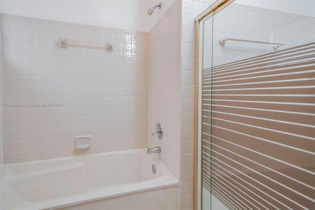 Recently Sold: $395,000 (3 beds, 2 baths, 1249 Square Feet)