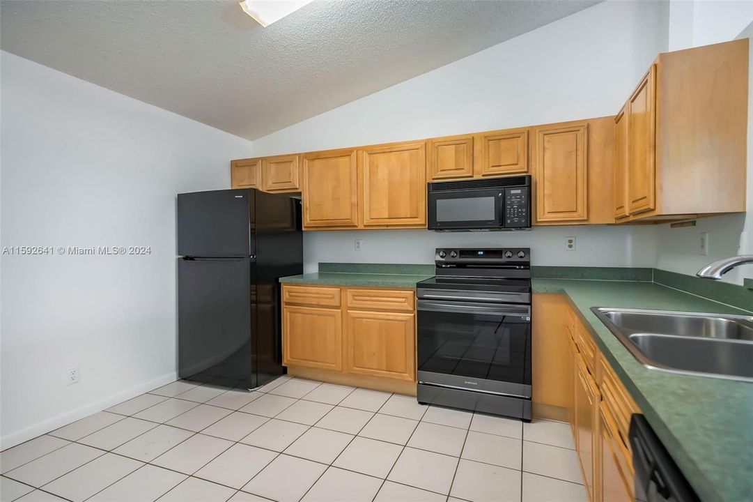 Recently Sold: $395,000 (3 beds, 2 baths, 1249 Square Feet)