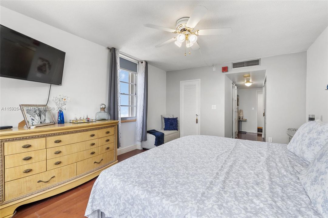 For Sale: $445,000 (2 beds, 2 baths, 1356 Square Feet)