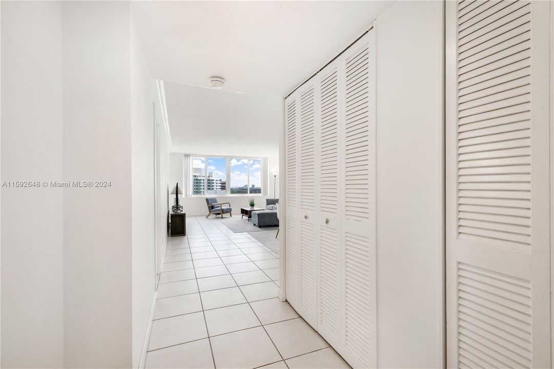 For Sale: $455,000 (1 beds, 1 baths, 980 Square Feet)