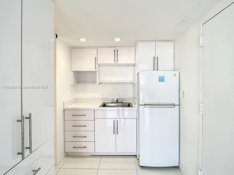 For Rent: $2,200 (0 beds, 1 baths, 440 Square Feet)