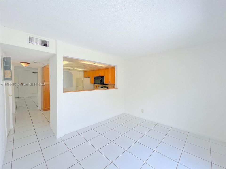 Active With Contract: $2,300 (2 beds, 2 baths, 1060 Square Feet)