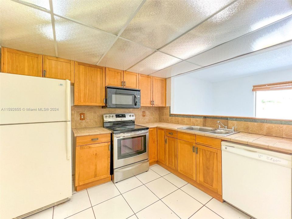 Active With Contract: $2,300 (2 beds, 2 baths, 1060 Square Feet)