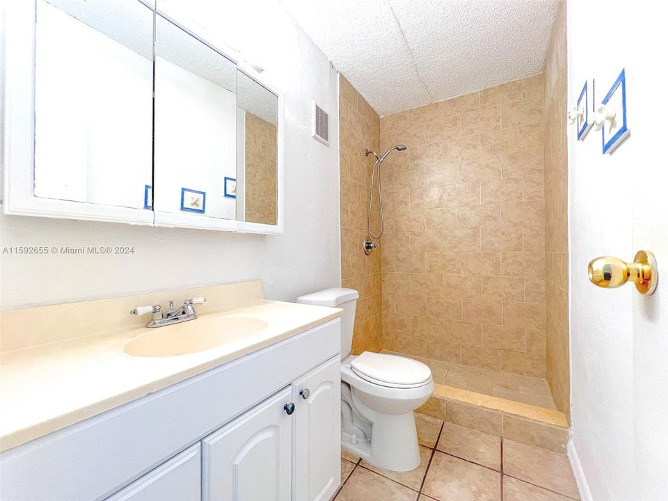 Active With Contract: $2,300 (2 beds, 2 baths, 1060 Square Feet)