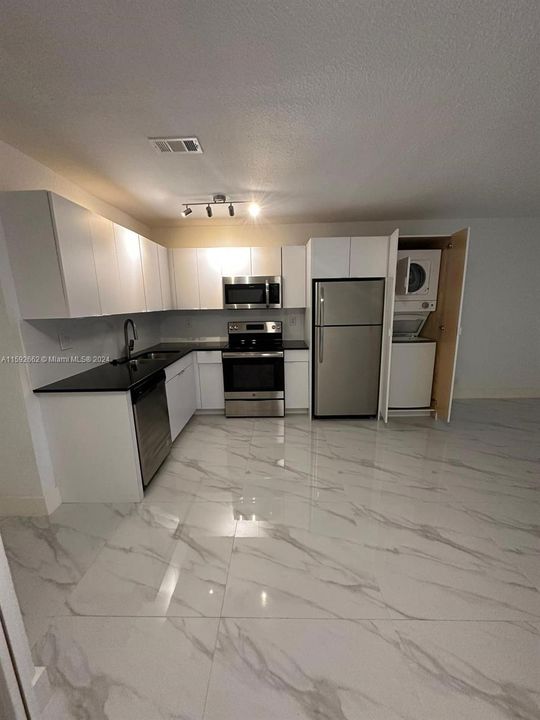 For Rent: $1,750 (1 beds, 1 baths, 700 Square Feet)