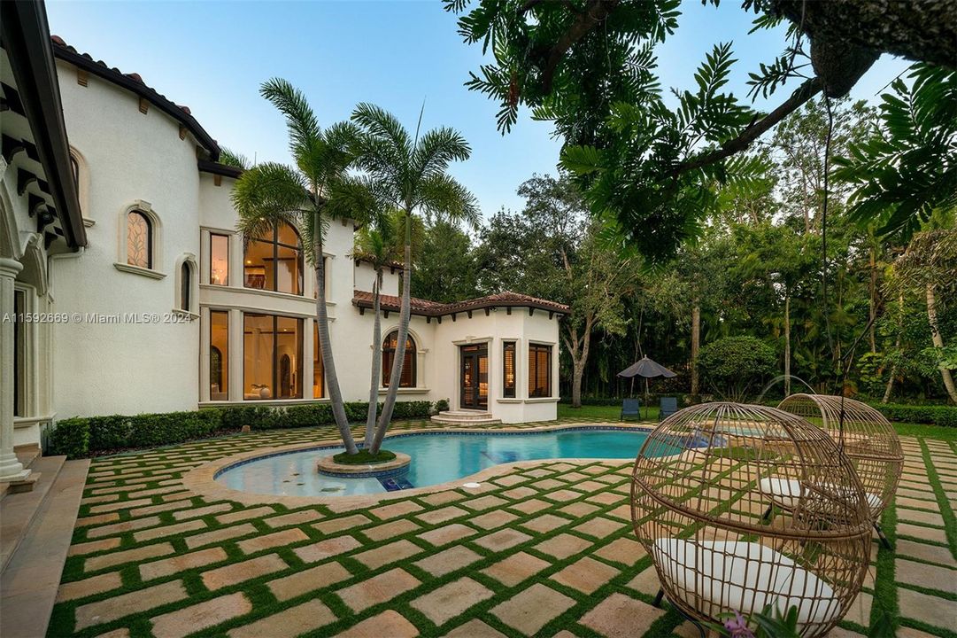 En Venta: $5,995,000 (5 camas, 4 baños, 4899 Pies cuadrados)