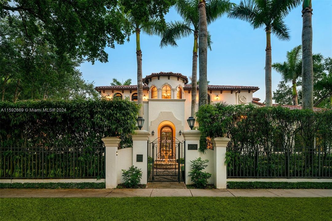 For Sale: $5,995,000 (5 beds, 4 baths, 4899 Square Feet)