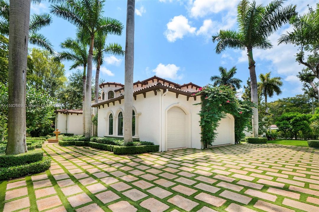 For Sale: $5,995,000 (5 beds, 4 baths, 4899 Square Feet)