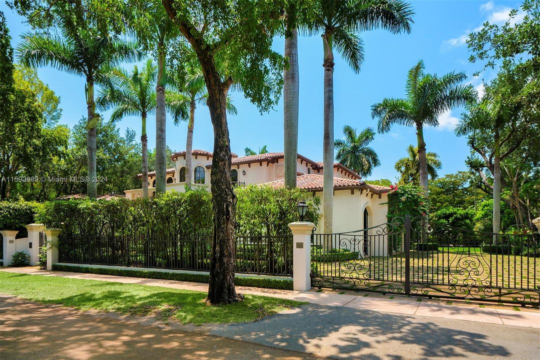 En Venta: $5,995,000 (5 camas, 4 baños, 4899 Pies cuadrados)