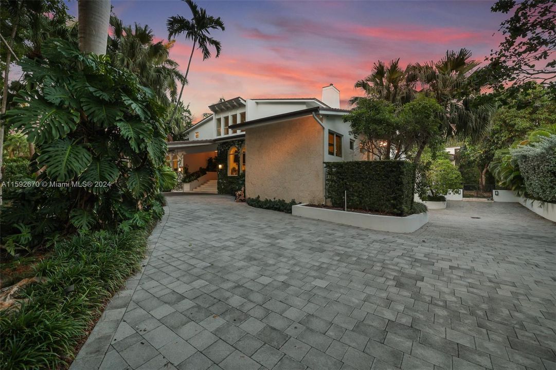 For Sale: $8,395,000 (5 beds, 6 baths, 6069 Square Feet)