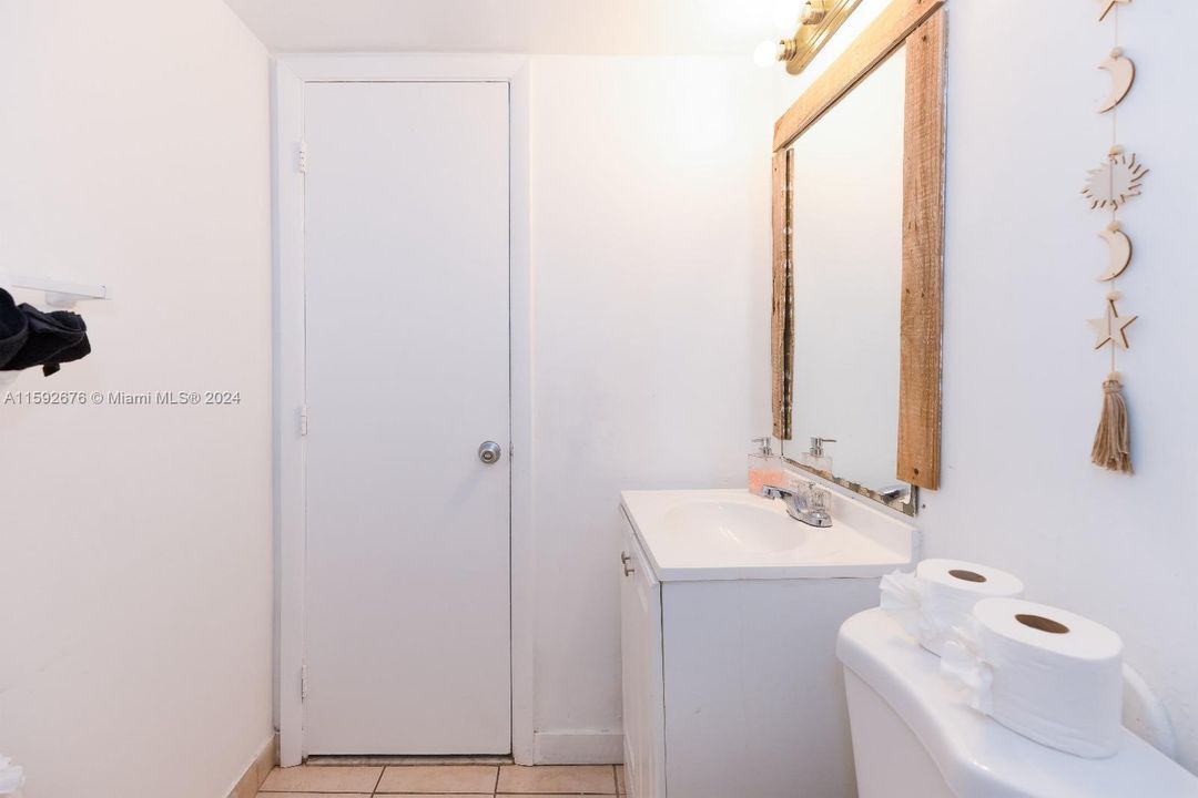 For Rent: $2,400 (2 beds, 1 baths, 687 Square Feet)