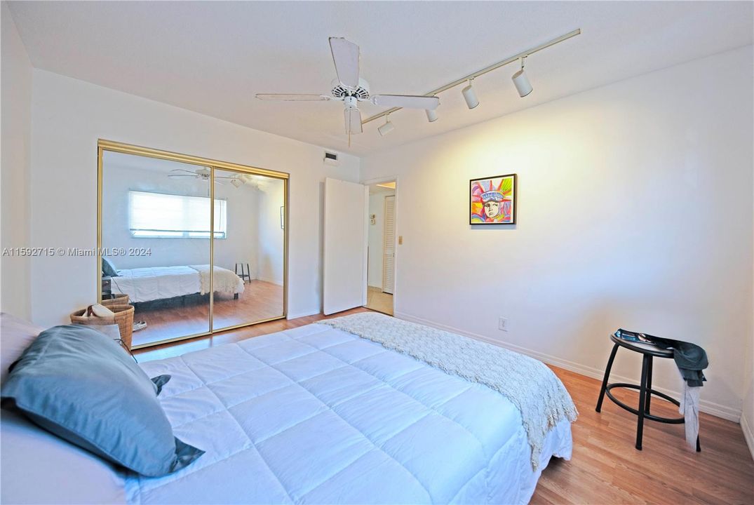 For Sale: $158,500 (1 beds, 1 baths, 564 Square Feet)
