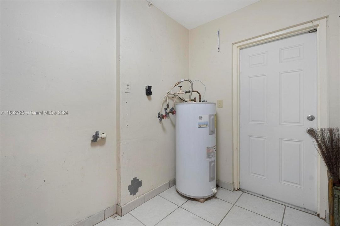 Active With Contract: $667,000 (3 beds, 2 baths, 1442 Square Feet)