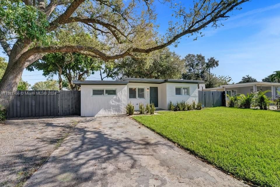 For Sale: $432,000 (3 beds, 2 baths, 808 Square Feet)