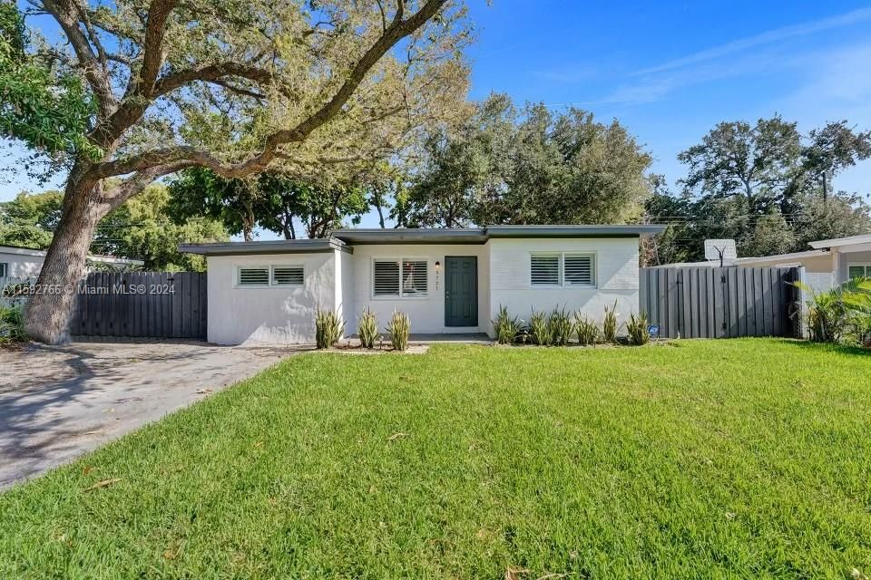 For Sale: $432,000 (3 beds, 2 baths, 808 Square Feet)