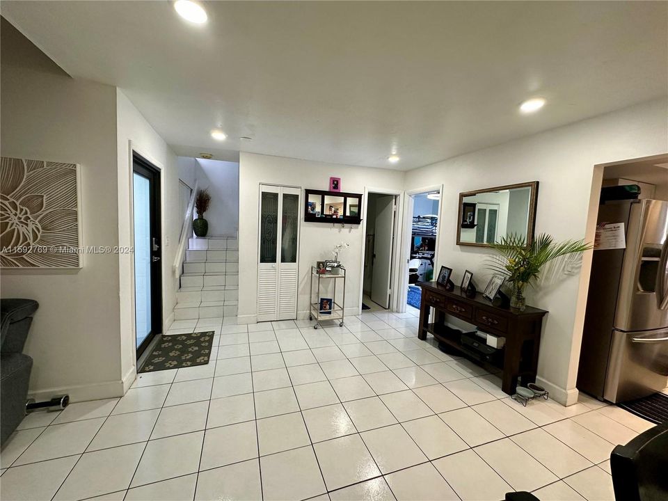 Active With Contract: $2,975 (3 beds, 2 baths, 1378 Square Feet)