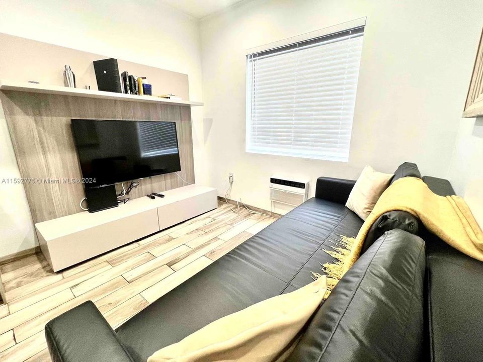 For Sale: $500,000 (1 beds, 1 baths, 410 Square Feet)