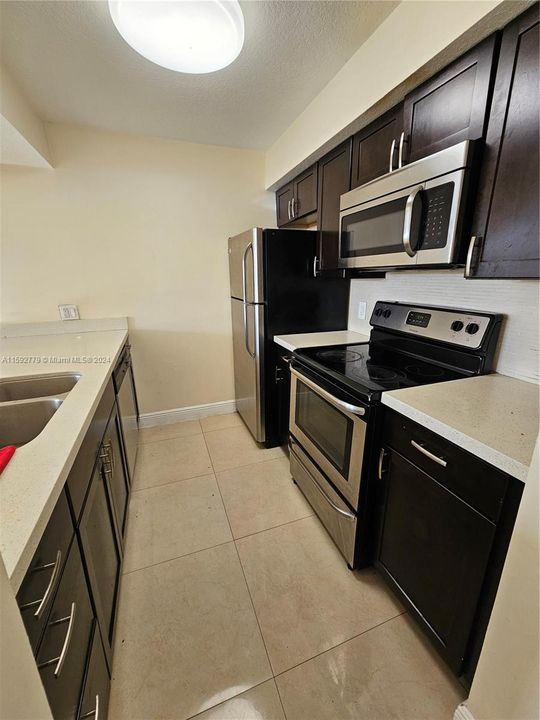 For Rent: $2,450 (2 beds, 2 baths, 992 Square Feet)