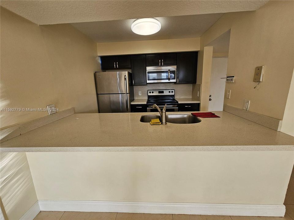 For Rent: $2,450 (2 beds, 2 baths, 992 Square Feet)