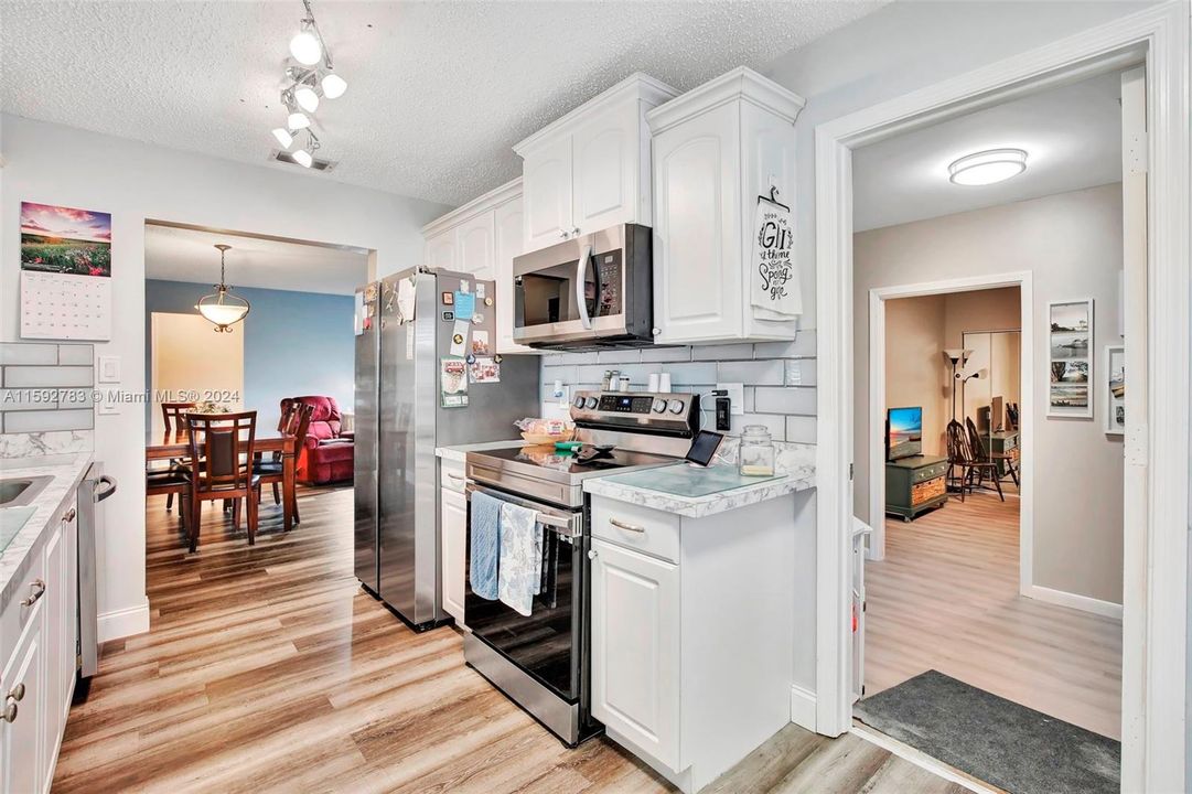 For Sale: $445,000 (3 beds, 2 baths, 1398 Square Feet)