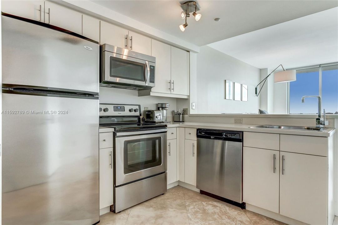 For Sale: $645,000 (1 beds, 2 baths, 686 Square Feet)