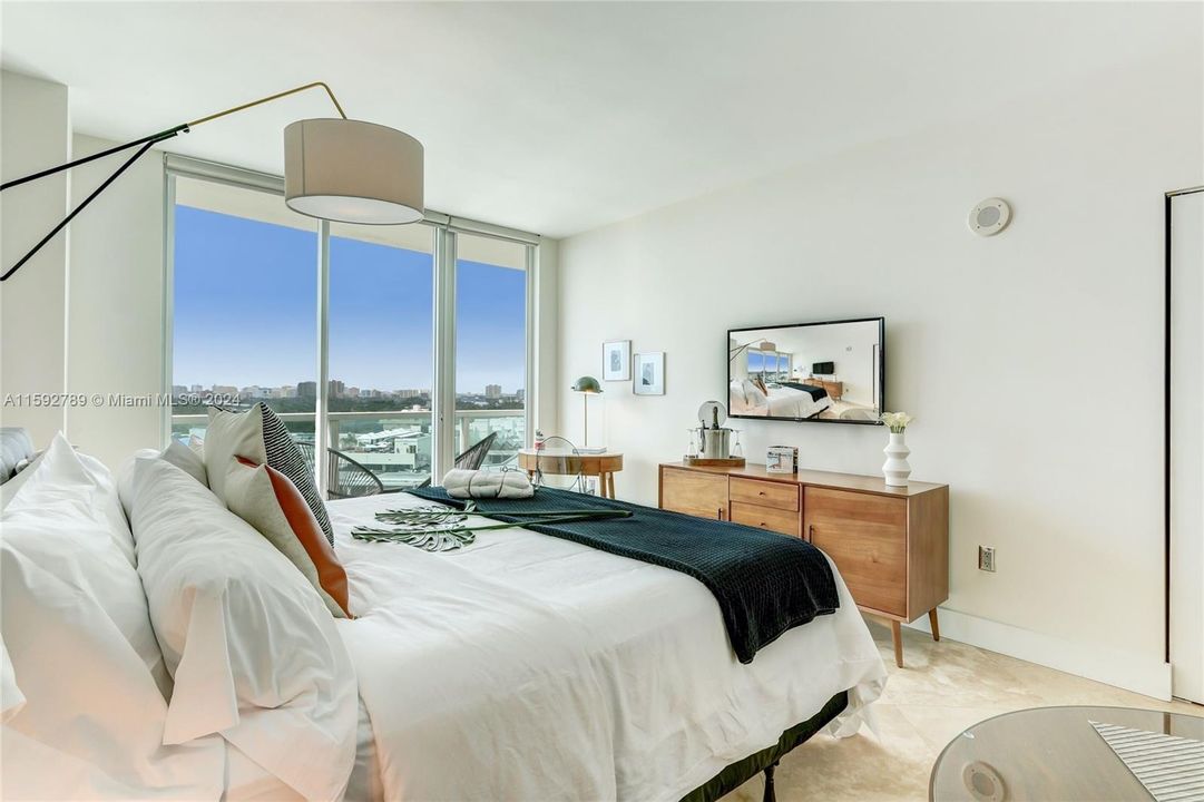 For Sale: $645,000 (1 beds, 2 baths, 686 Square Feet)