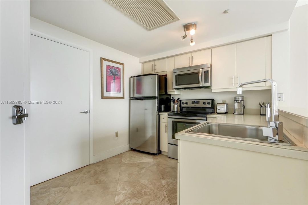 For Sale: $645,000 (1 beds, 2 baths, 686 Square Feet)